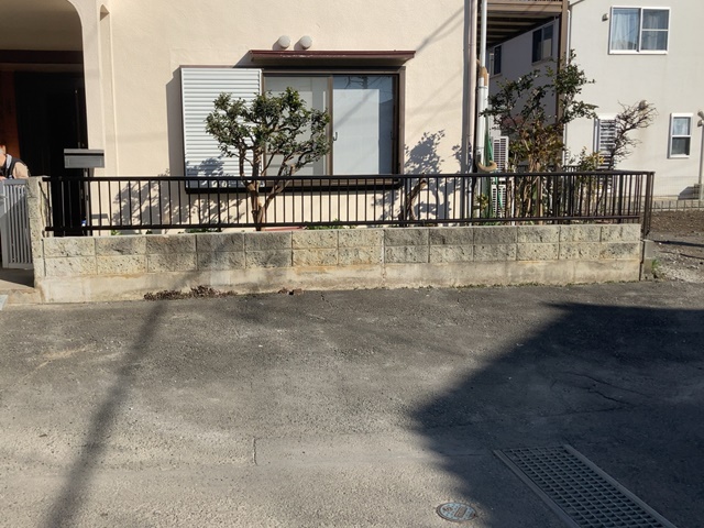 ブロック塀撤去フェンス新設工事(神奈川県大和市南林間)中の様子です。